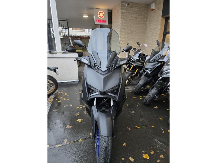 YAMAHA XMAX 300 STANDARD ICON BLACK 2025 PERMIS A2