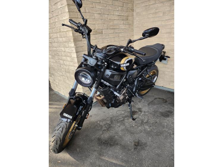 YAMAHA XSR 700 35KW noir SMX bridée A2
